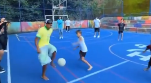 Yamal visita Rocinha e joga futebol com crianças durante férias no Brasil