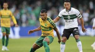 Em jogo com lance inusitado, Coritiba bate Cuiabá em duelo pela Série B