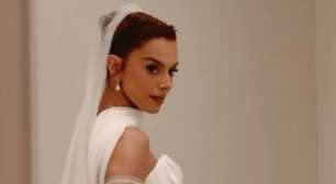 Giovanna Lancellotti aposta em vestido de noiva grifado com decote drapeado para casamento com Gabriel David. Veja fotos do look!