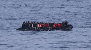 Travessias clandestinas no Canal da Mancha: 136 migrantes são resgatados de barcos precários em 48 horas