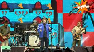 Foliões vão ao São João de Campina Grande mesmo debaixo de chuva para ver Alceu Valença