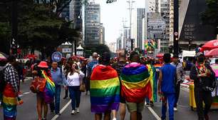 Parada LGBTQIA+ chama a atenção para velhice e reúne 48 mil pessoas no ápice do evento em SP