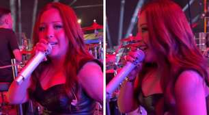 Mari Fernandez rasga calça em show e improvisa com fita isolante: 'Quem viu, viu'