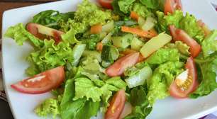 Temperar a salada antes ou depois de servir? Por que essa escolha é importante para a saúde?