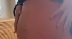 Após três semanas fora, Thiaguinho se impressiona com tamanho da barriga de Carol Peixinho