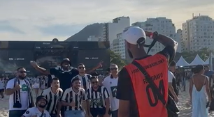Flamenguistas roxos, fotógrafos trabalham em evento pró-Botafogo: 'Caindo alguma coisinha já está ótimo'