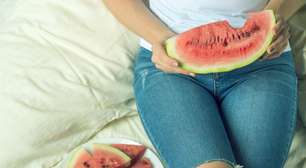 Muitas pessoas dizem que ela faz mal à saúde e que você deve evitá-la. É isso que acontece com seu corpo se você comer melancia à noite