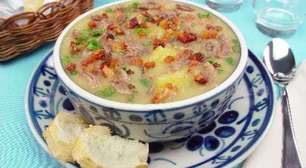 Sopa de mandioca com músculo e bacon para um jantar quentinho e fácil