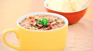 Sopa de feijão com bacon e macarrão: mistura ideal para se aquecer no inverno