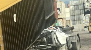 Caminhoneiro morre ao ser esmagado por contêiner no Porto de Santos