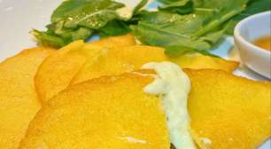 Pastel de angu mineiro sem trigo: assado, com recheio cremoso