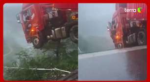 Caminhão com motorista dentro fica pendurado a centenas de metros de altura após ponte desabar na China