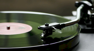 Jovens consomem discos de vinil e indústria cresce 50% na Europa em 2025