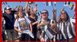 Torcida do Botafogo grita 'é campeão' e posa ao lado da taça do Mundial durante duelo com Palmeiras