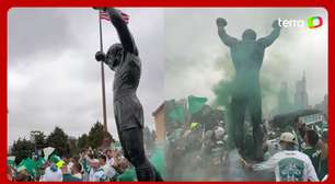 Torcida do Palmeiras faz festa ao lado de estátua de Rocky Balboa antes de duelo contra o Botafogo