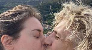 Alessandra Maestrini posta clique romântico ao lado da namorada
