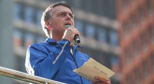 Bolsonaro usa slogan de Trump, justifica viagem ao EUA e reconhece chance de ser preso