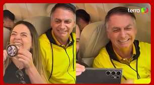 Bolsonaro faz 'sessão de fotos' e dá medalha de 'imbrochável' para apoiadores em voo para ato em SP