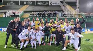 Com gol de goleiro, Goiás vence fora de casa e assume a liderança