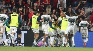 Jogadores do Coritiba comemoram vitória sobre o Athletico mas mantêm fala: "Seguir com os pés no chão"