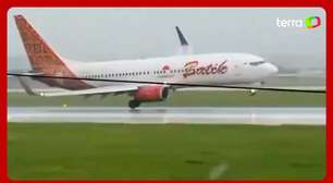 Ventos fortes fazem avião de grande porte pousar 'de lado' na Indonésia