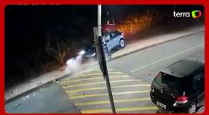 Idoso perde controle de carro de luxo e bate em poste em Minas Gerais
