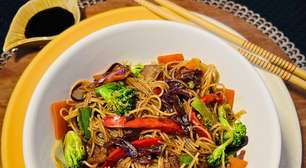 Yakissoba sem trigo com carne e legumes na panela: rapidinho