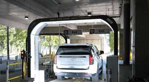 Ele foi devolver o carro alugado e se deparou com uma nota extra de US$ 400; um túnel equipado com IA detectou um arranhão de dois centímetros no pneu.