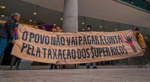 Manifestantes invadem prédio do Itaú e pedem por taxação de ricos