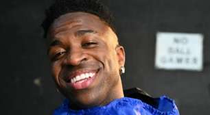 Gente? Vini Jr. sofre novos ataques racistas após posar com influenciadora