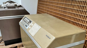 Internauta encontra computadores antigos no porão da casa dos avós, que datam da década de 1950 e parecem máquinas de lavar