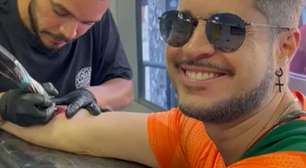 Torcedor tatua símbolo do Fluminense durante festa: 'Não vou me arrepender'
