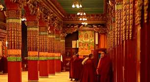 Por dentro do monastério de monges tibetanos que tentam resistir à China