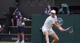 Sinner domina lesionado Martínez e avança para as oitavas de final em Wimbledon