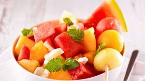 Salada de frutas com melão, melancia e molho doce inusitado