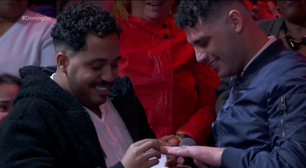 'Domingão com Huck' tem pedido de casamento gay com direito a beijo