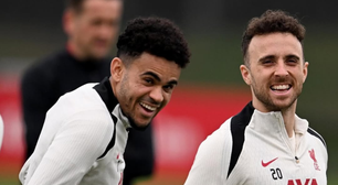 Colega do Liverpool é criticado por faltar no funeral de Diogo Jota e ir à festa com influenciadores