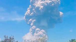 Vulcão na Indonésia entra em erupção e forma coluna de 18 km de altura; assista