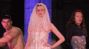 Modelo trans brasileira desfila com vestido de noiva em Paris