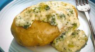 Batata assada no forno com brócolis: opção prática e nutritiva para o dia a dia