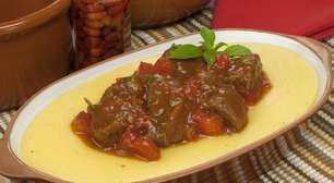 Polenta mole com molho de carne quentinha para se deliciar