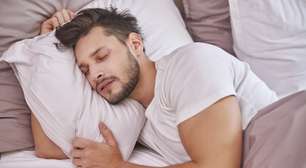 Homem ensina a dormir em menos de um minuto e viraliza