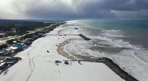 Praia coberta de neve na Argentina chama a atenção nas redes sociais