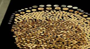 Fazendeiro encontra moedas de ouro no 'quintal'