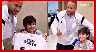 Neymar faz visita surpresa para criança santista com síndrome rara: 'Para sempre na memória'