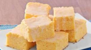 Bolo de fubá cremoso com calda: teste a receita fácil e surpreendente