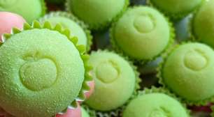 Veja como surpreender na sua festinha com esse brigadeiro de maçã verde