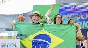 Lula exibe bandeira do Brasil, chama Bolsonaro de 'covarde' e promete 'brigar em todas as esferas' contra tarifa dos EUA