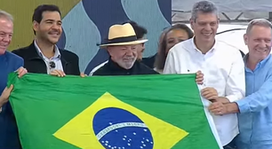 Lula exibe bandeira do Brasil, critica família Bolsonaro e diz que 'tentará de tudo para negociar' após anúncio de Trump