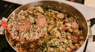 Feijão tropeiro completo igual de restaurante mineiro para o seu almoço de domingo
